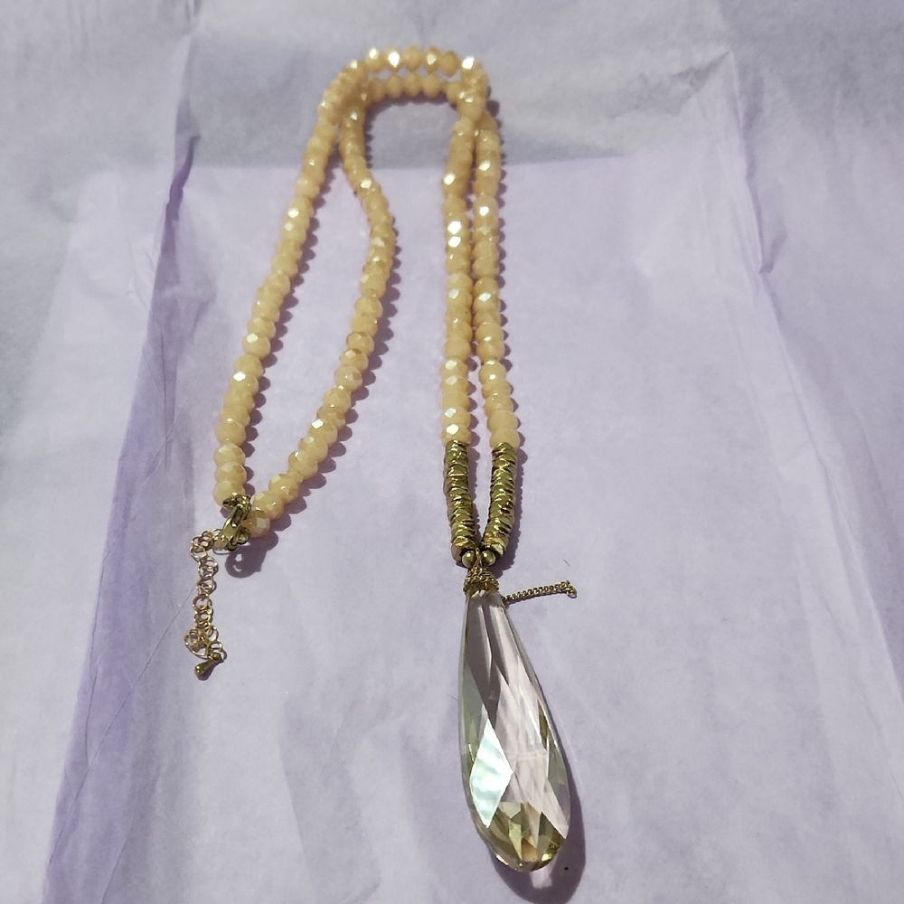 Sophisticated Gold and Cream Necklace with Elegant Pendant